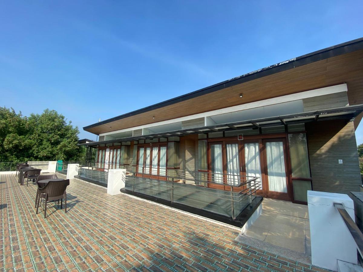 Floating Sanctuary Resort Powered By Cocotel Bulacan Экстерьер фото